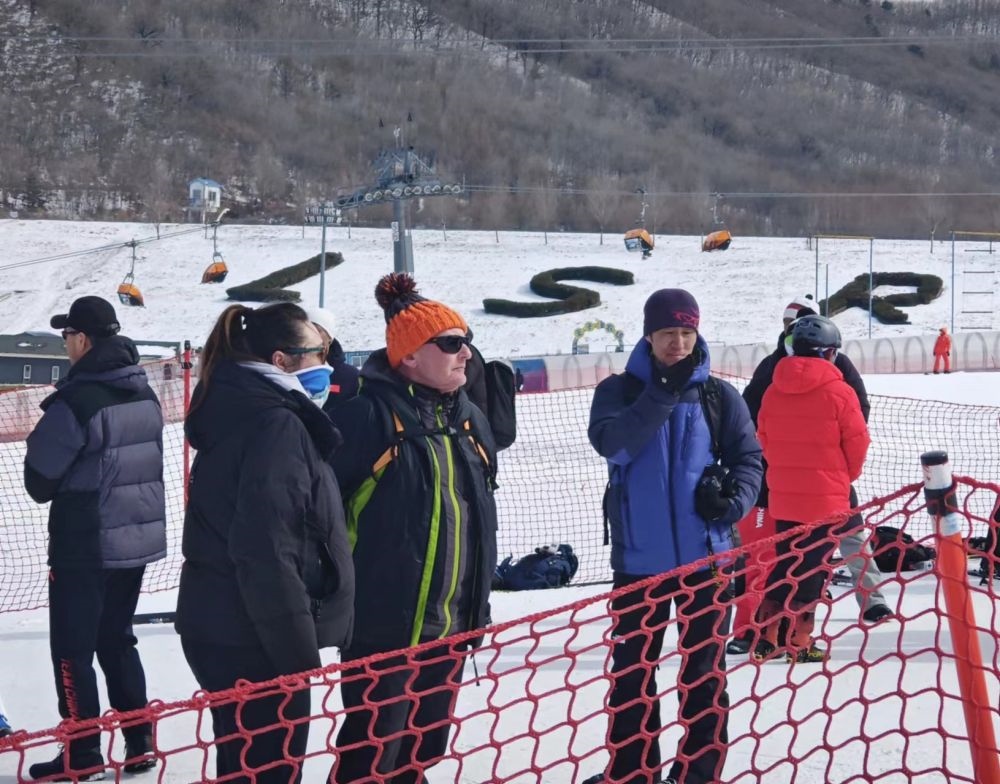 ?皮埃爾·杜邦（左三）在比賽現(xiàn)場。新華社記者 王沁鷗 攝