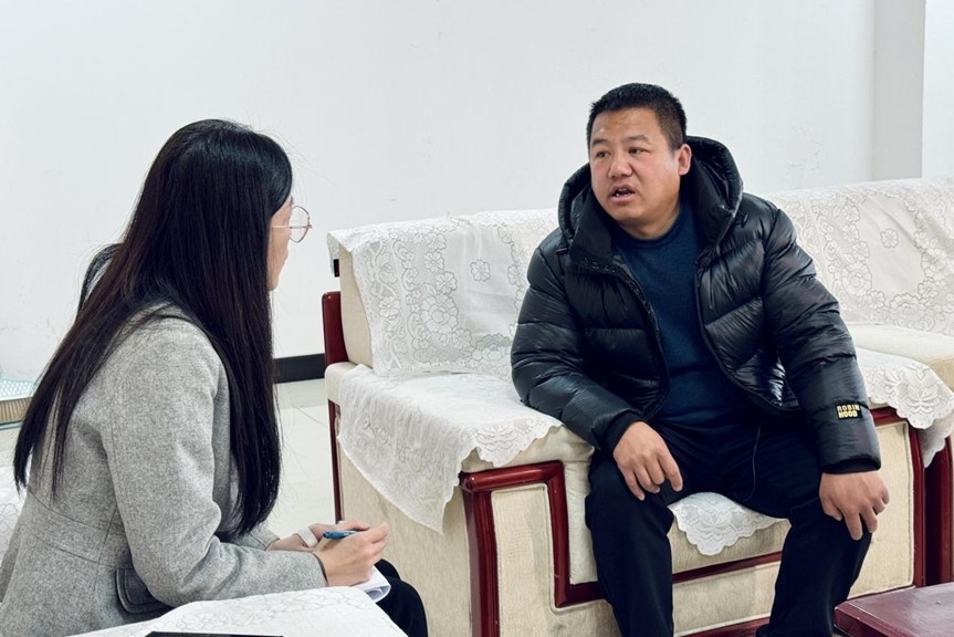 人民網(wǎng)記者采訪“在水一方”小區(qū)住戶。人民網(wǎng) 高清揚攝