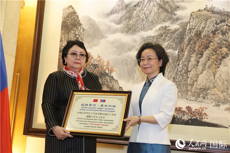 沈大使向?qū)殑跔柆敚ㄗ螅┟貢L(zhǎng)轉(zhuǎn)交捐款。人民網(wǎng)記者 霍文攝