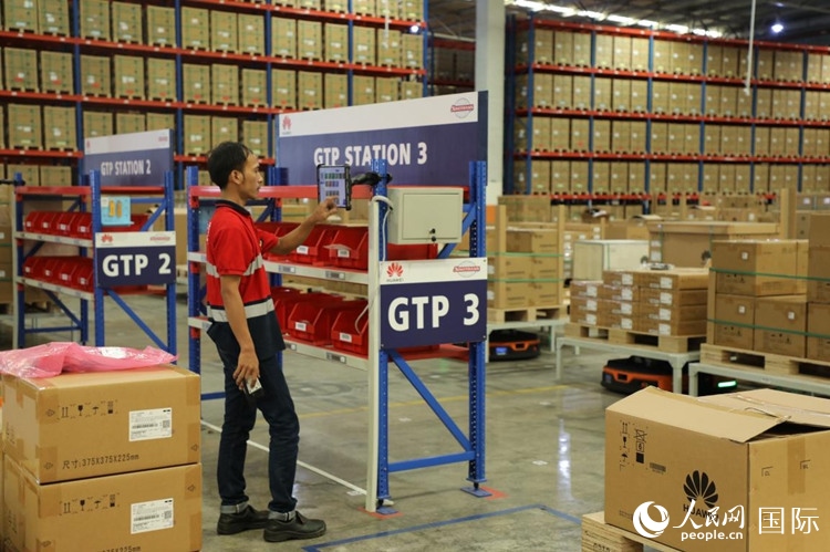 華為5G智能倉庫里，工作人員正在利用智能系統(tǒng)辦公。人民網(wǎng)記者 曹師韻攝