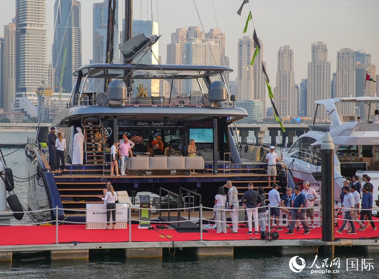 觀眾在參觀游艇。人民網 塔里克·易卜拉欣攝