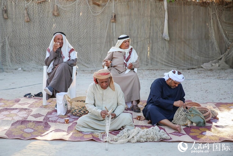 漁民演示制作漁網(wǎng)。人民網(wǎng) 塔里克·易卜拉欣攝