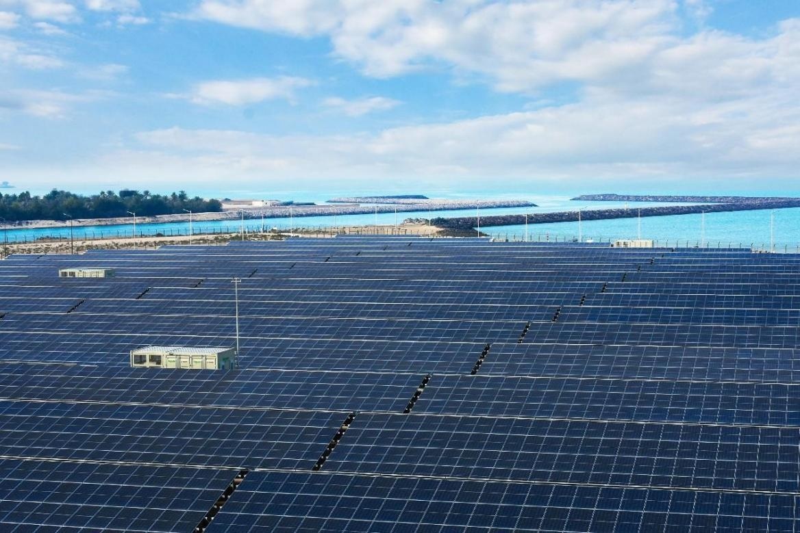 項目廣泛采用光伏補償發(fā)電系統(tǒng)，降低能源消耗。山東電建三公司供圖