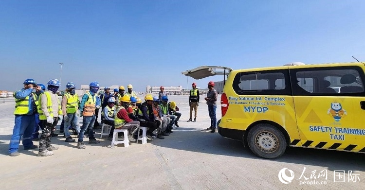 安全宣講出租車在現(xiàn)場播放安全視頻。人民網(wǎng)記者 管克江攝