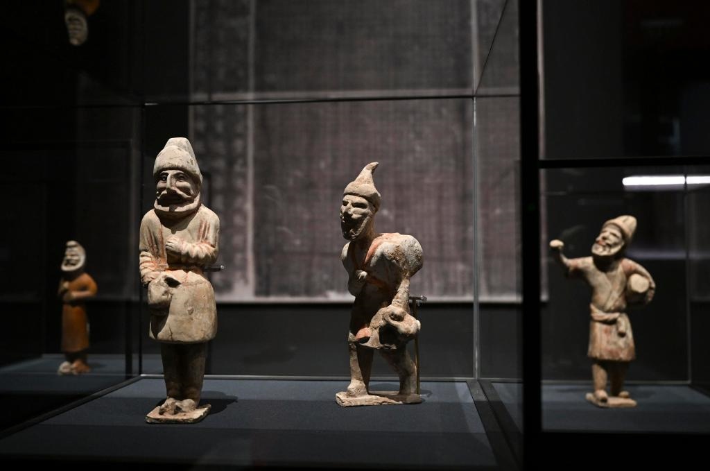 “歷史之遇——中國與西亞古代文明交流展”于1月12日至4月11日在故宮午門正殿展廳舉行。這是展出的陶彩繪人俑（1月10日攝）。新華社記者金良快攝