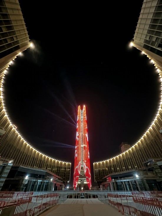  2024年2月9日，埃及開羅以東建設(shè)中的埃及新行政首都中央商務(wù)區(qū)項目上演燈光秀，迎接龍年春節(jié)。新華社發(fā)（黎炳宏攝）