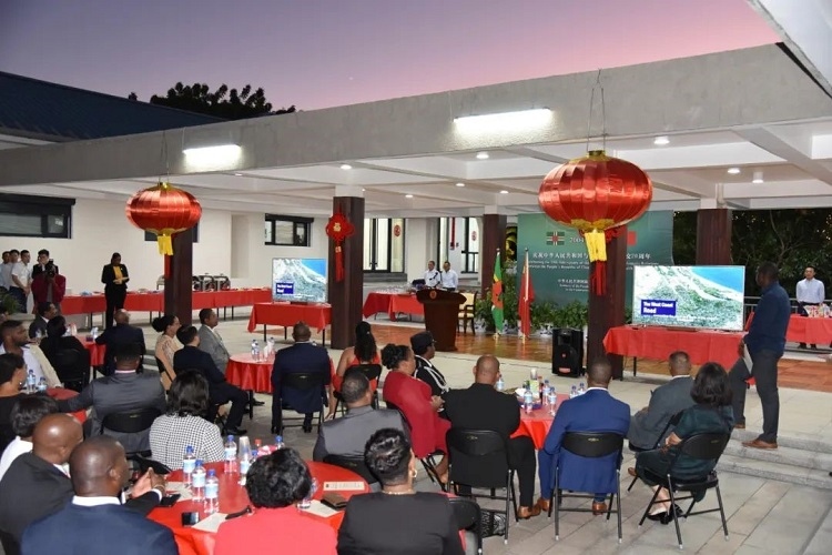 當(dāng)?shù)貢r(shí)間3月13日，慶祝中國(guó)與多米尼克建交20周年招待會(huì)在中國(guó)駐多大使館舉行。中國(guó)駐多米尼克大使館供圖