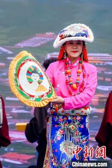 圖為身著民族服飾的演員們展示果洛特色產(chǎn)品。 果洛州文體旅游廣電局 供圖