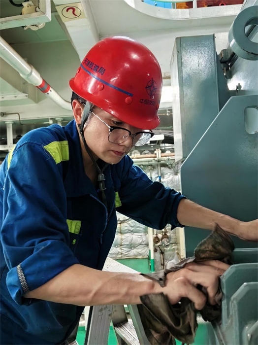 “天鯤號”工作人員正在對設(shè)備進(jìn)行清潔維護(hù)。“天鯤號”供圖