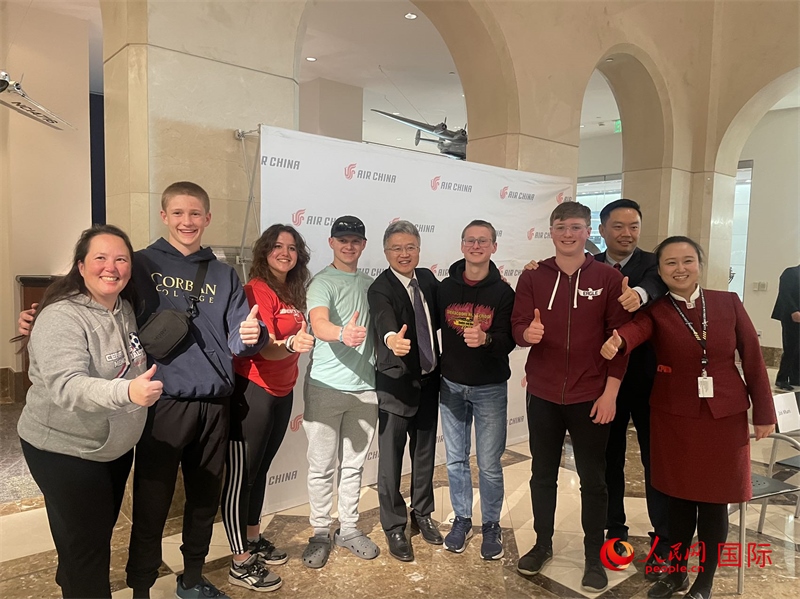 師生們出發(fā)前與國(guó)航工作人員合影留念。人民網(wǎng)記者 鄧圩攝