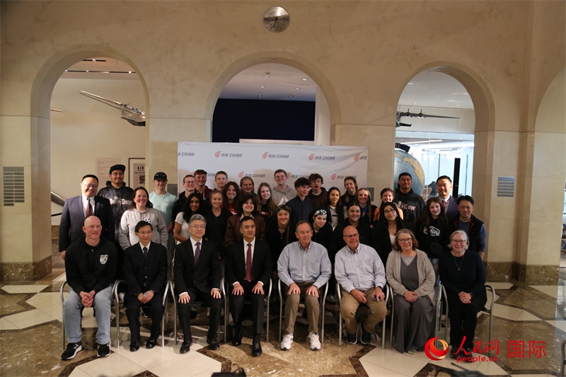 美國(guó)高中學(xué)生交流團(tuán)全體與前來(lái)送行的各方代表合影。人民網(wǎng)記者 鄧圩攝