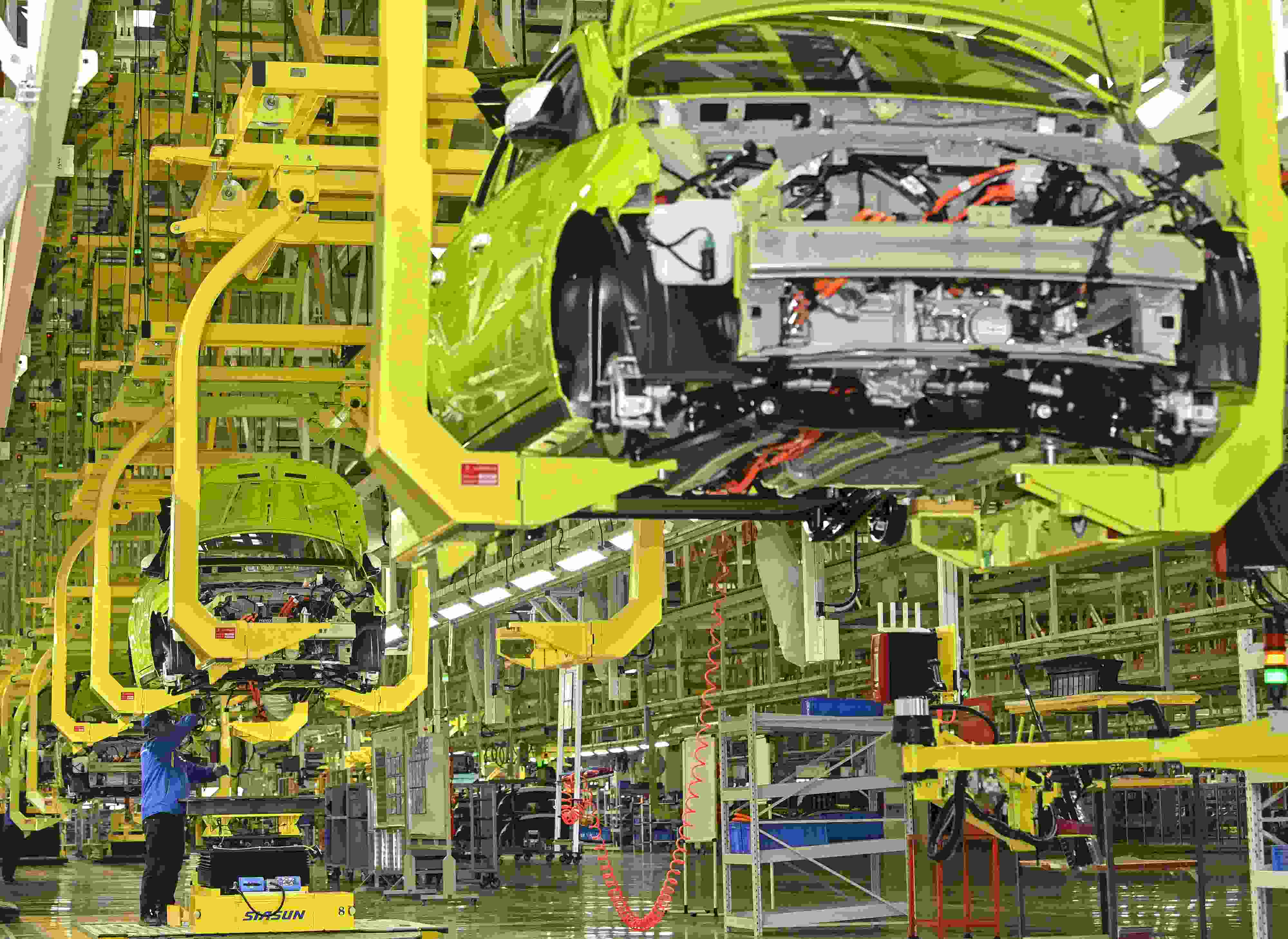 △ 2024年2月27日，一家新能源汽車公司的總裝車間生產線上，工人正在加緊生產趕訂單。