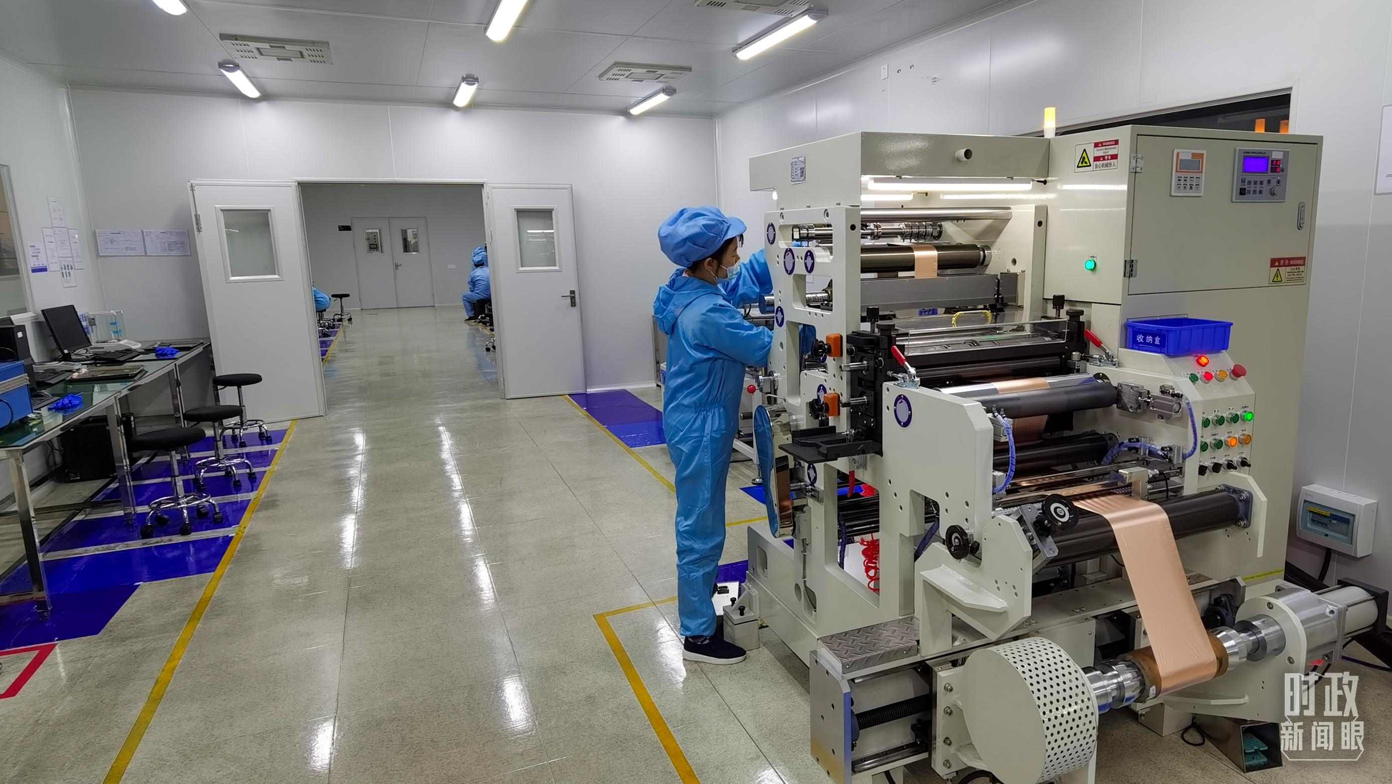 △企業(yè)員工將冷壓后的極片裁出規(guī)定尺寸，用于鋰電池制作。（總臺央視記者郭鴻拍攝）