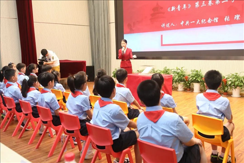 △ 2023年9月1日，中共一大紀念館帶著館藏珍貴文物《新青年》第三卷第二號來到靜安區(qū)第一中心小學。