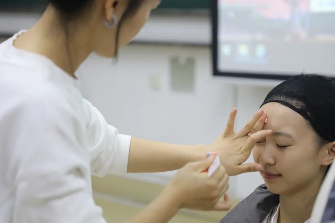 課堂上，一名學生在體驗上戲妝。學校供圖