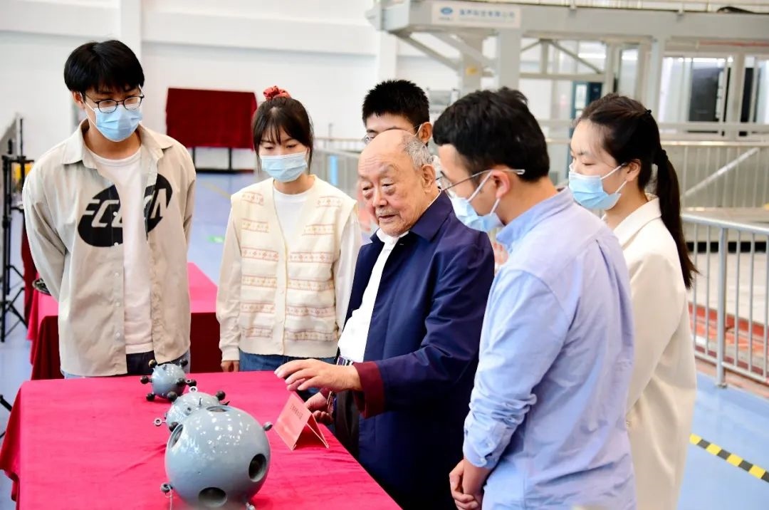 楊士莪院士在實(shí)驗(yàn)室指導(dǎo)學(xué)生。哈爾濱工程大學(xué)供圖