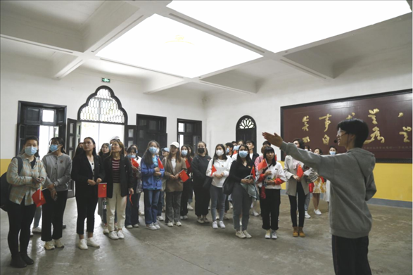 2021年5月20日，少數(shù)民族學(xué)生在湖南第一師范學(xué)院進(jìn)行紅色研學(xué)活動(dòng)，共同追尋那段紅色歲月的足跡。