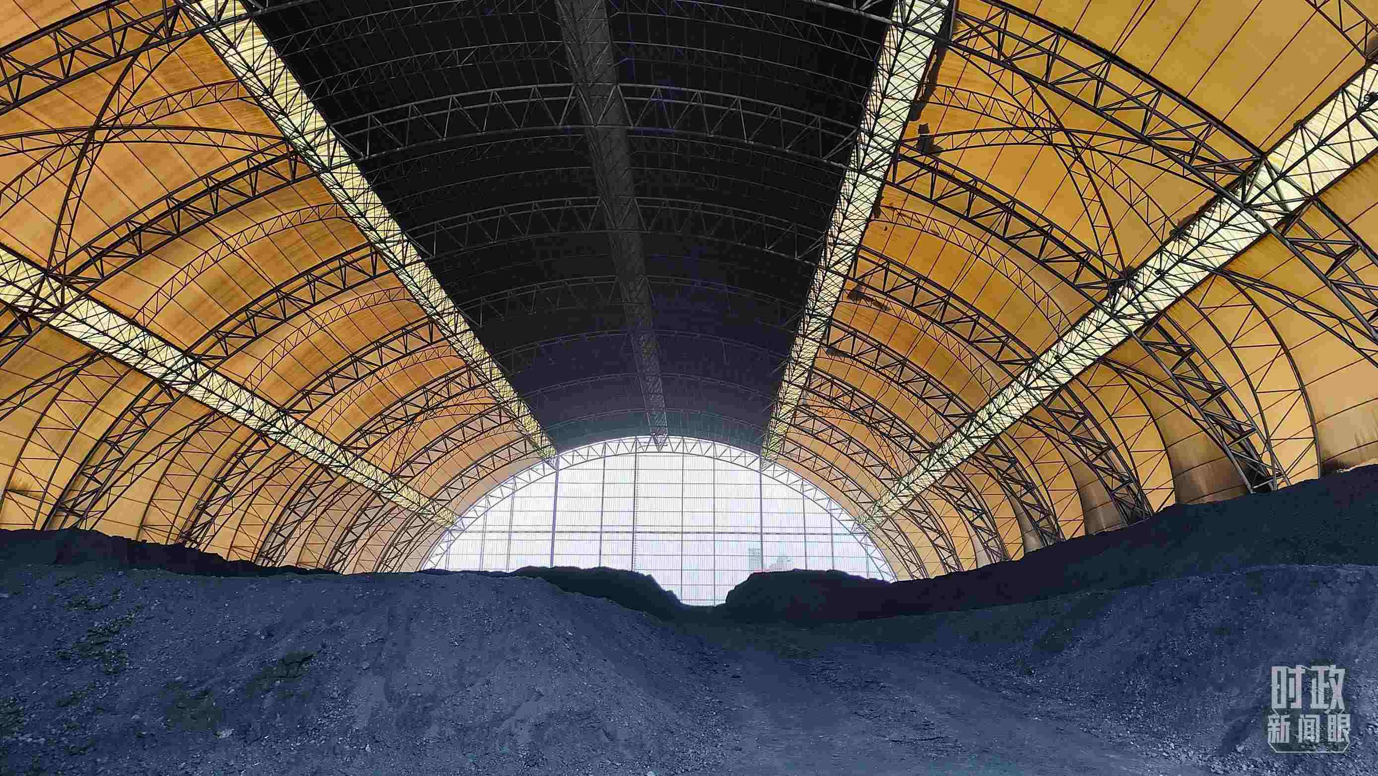 山西瑞光熱電有限責(zé)任公司儲煤場。2022年1月，習(xí)近平來到這里察看煤場儲煤情況。（總臺央視記者楊立峰拍攝）