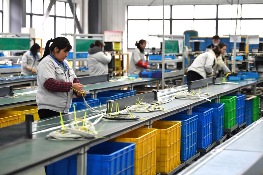 2022年2月16日，工作人員在安徽省滁州市汊河軌道交通裝備產(chǎn)業(yè)園的一家軌道交通裝備企業(yè)生產(chǎn)線上忙碌。安徽省滁州市來安縣汊河鎮(zhèn)地處皖蘇交界，緊鄰南京市江北新區(qū)。近年來，來安縣成為承接南京產(chǎn)業(yè)轉(zhuǎn)移的前沿陣地，汊河這個(gè)曾經(jīng)的傳統(tǒng)農(nóng)業(yè)小鎮(zhèn)緊抓機(jī)遇，開始深度融入長三角，參與產(chǎn)業(yè)協(xié)作分工。產(chǎn)業(yè)園吸引了越來越多長三角地區(qū)軌道交通企業(yè)入駐，形成了鐵路客車、城際軌道零部件研發(fā)、生產(chǎn)、銷售的產(chǎn)業(yè)集群。