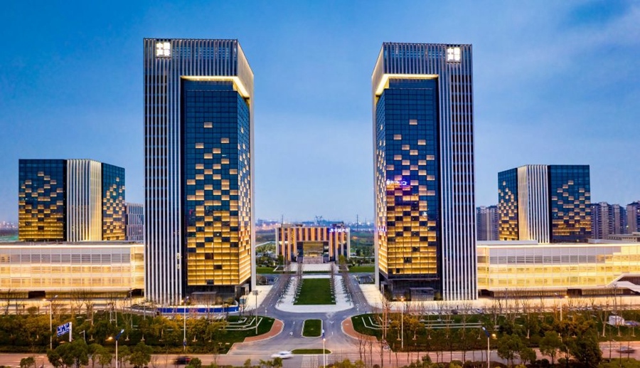 這是2019年3月13日拍攝的位于安徽合肥的中國聲谷產(chǎn)業(yè)園（無人機(jī)照片）。截至2024年，中國聲谷入駐企業(yè)超過2000戶，年產(chǎn)值超過2000億元，形成以智能語音及人工智能產(chǎn)業(yè)為核心的新一代信息技術(shù)產(chǎn)業(yè)集群。