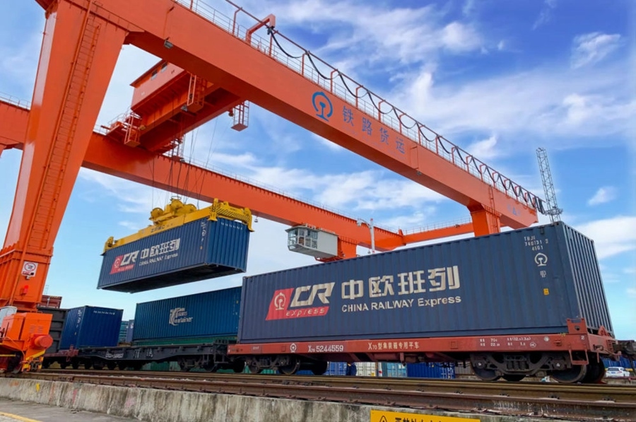 2022年4月29日，在鐵路合肥北站物流基地集裝箱作業(yè)區(qū)，龍門吊吊裝準(zhǔn)備發(fā)運(yùn)的中歐班列集裝箱。