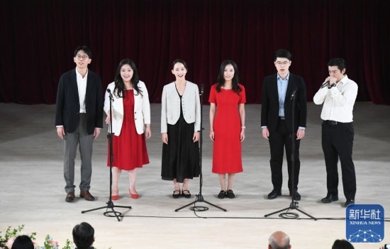 3月21日，國(guó)家開發(fā)銀行阿卡貝拉合唱團(tuán)在音樂會(huì)上演出。新華社記者 任超 攝