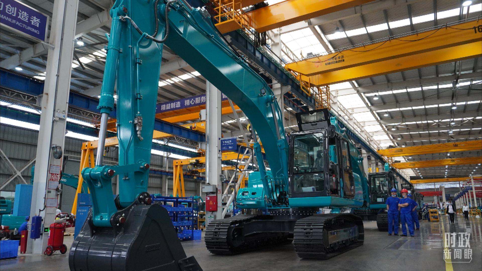 △這是山河智能大型挖掘機(jī)的組裝車(chē)間。2020年9月，習(xí)近平曾到此地考察。（總臺(tái)央視記者郭曉龍拍攝）