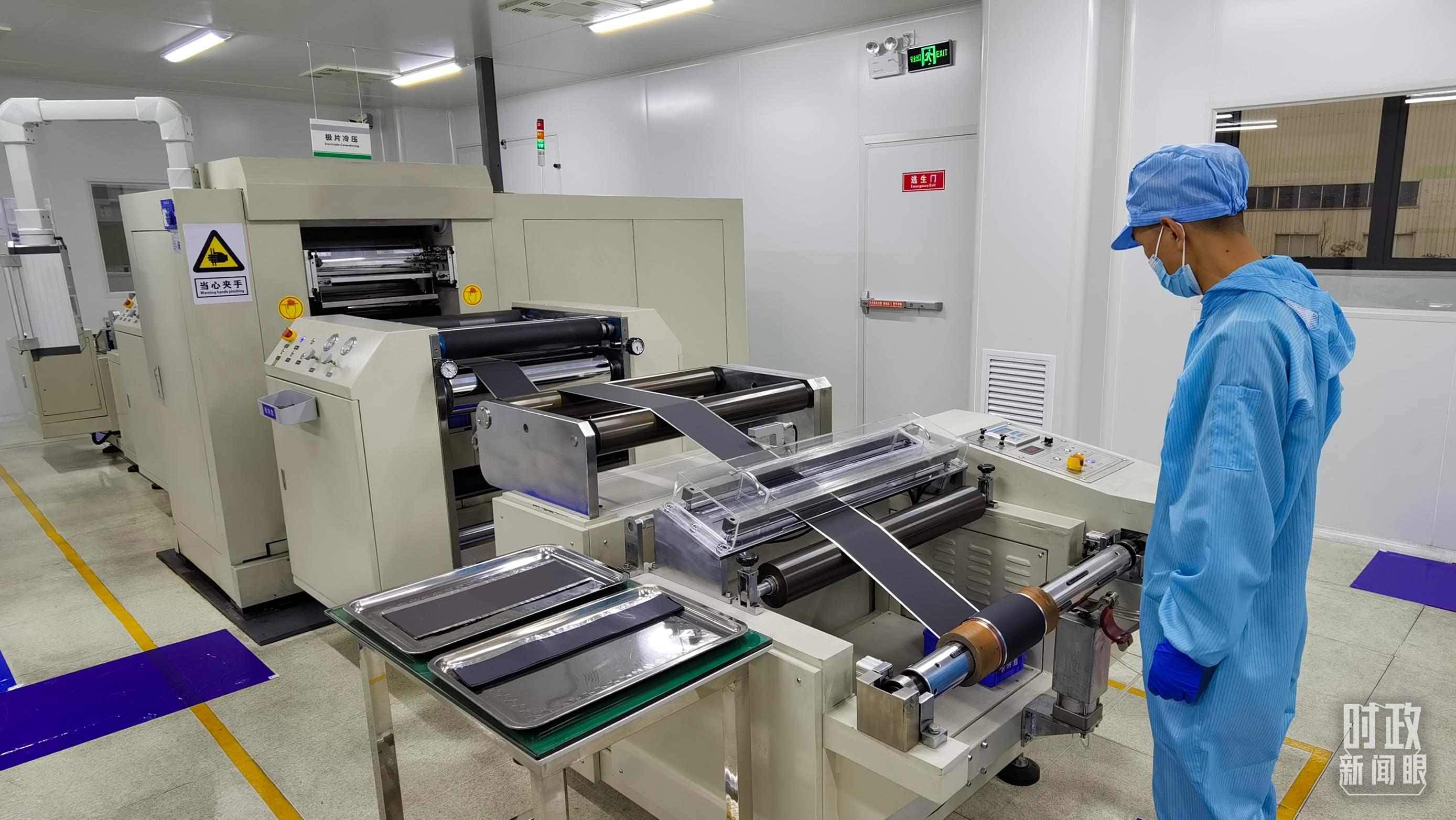△這是電池生產(chǎn)的極片冷壓操作車(chē)間。（總臺(tái)央視記者郭鴻拍攝）
