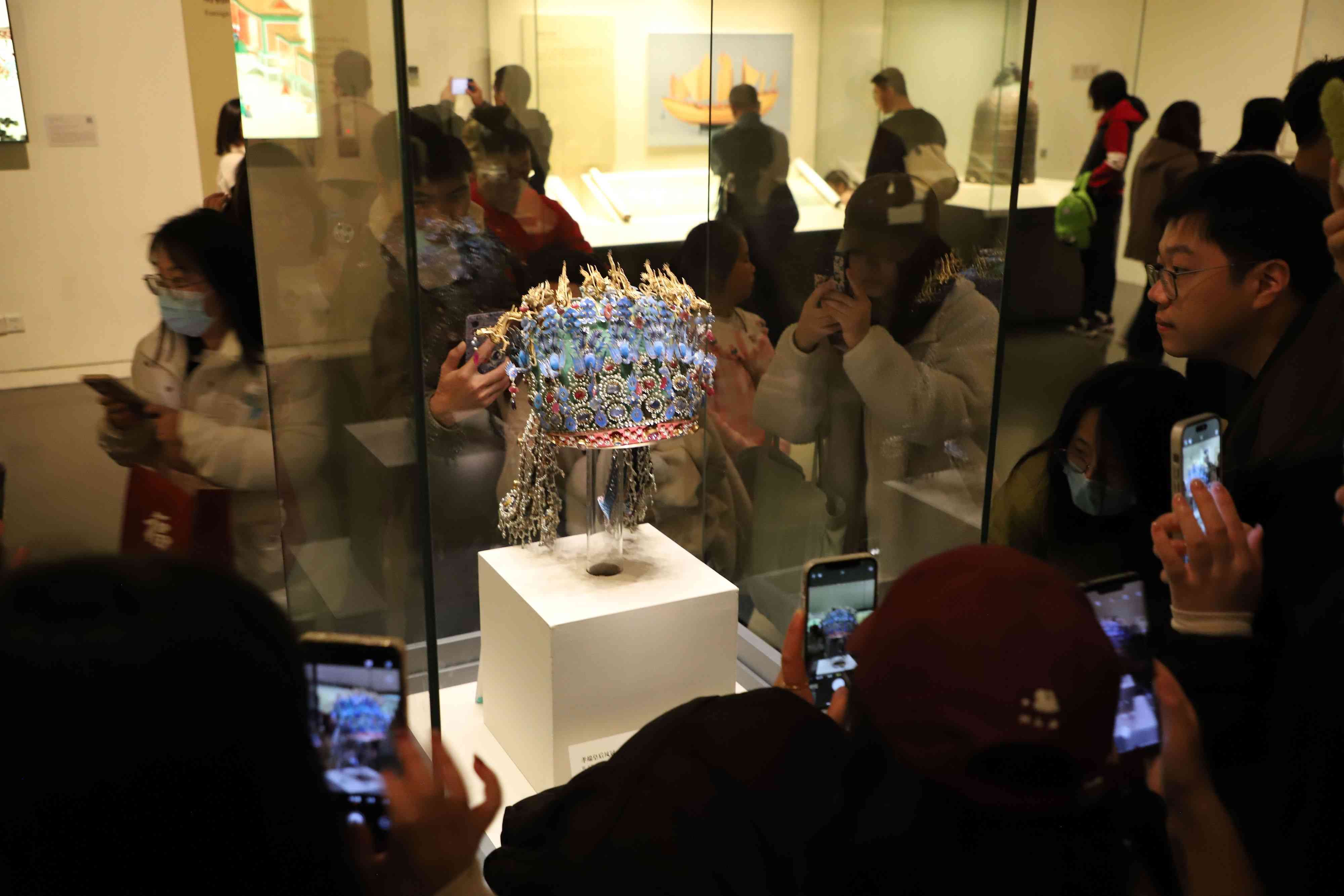 △ 2024年3月9日，北京，中國(guó)國(guó)家博物館，來自天南海北的游客在參觀藏品。