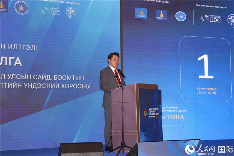 2.圖勒嘎部長做主旨報(bào)告。人民網(wǎng)記者 霍文攝_副本