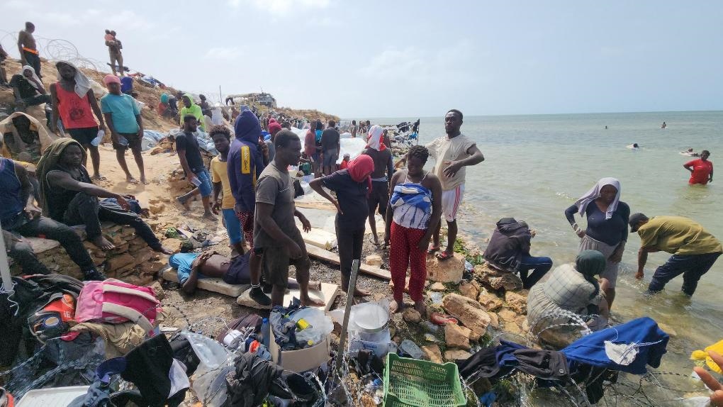 2023年7月26日，在突尼斯與利比亞邊境的艾季迪爾角，眾多移民滯留在地中海海岸邊。新華社發(fā)（哈姆扎·圖爾基亞攝）