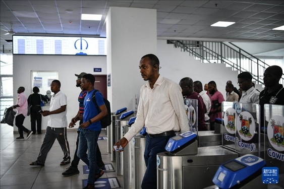 2月28日，在尼日利亞拉各斯，人們?cè)谳p軌藍(lán)線碼頭站刷卡出站。新華社記者 韓旭 攝