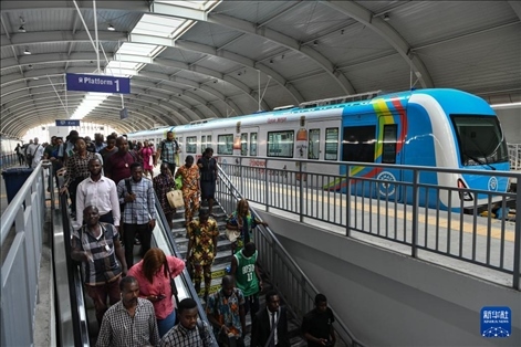 2月28日，在尼日利亞拉各斯，人們?cè)谳p軌藍(lán)線碼頭站下車(chē)出站。新華社記者 韓旭 攝