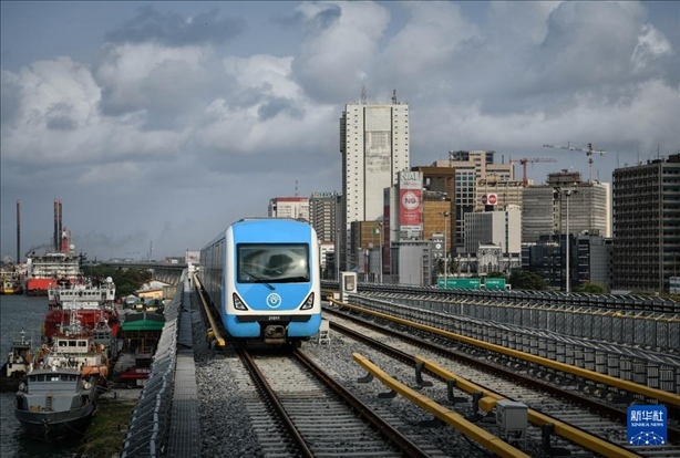 這是2月28日在尼日利亞拉各斯拍攝的一列輕軌藍(lán)線列車(chē)。新華社記者 韓旭 攝
