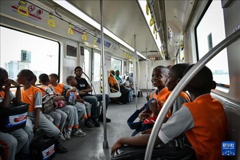 2月28日，在尼日利亞拉各斯，一所小學(xué)的學(xué)生們體驗(yàn)乘坐輕軌藍(lán)線列車(chē)。新華社記者 韓旭 攝