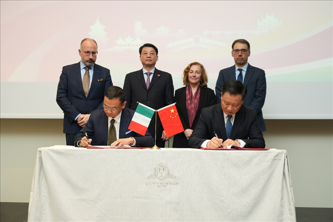 揚(yáng)州市政府與意大利中國商會簽署合作協(xié)議。 主辦方供圖