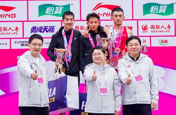 無(wú)錫市人民政府副秘書長(zhǎng)顧文龍，無(wú)錫市體育局黨組書記、副局長(zhǎng)楊宇華，海瀾集團(tuán)黨委副書記、副總裁江南共同為全國(guó)馬拉松錦標(biāo)賽（第一站）男子組前3名頒獎(jiǎng)。受訪者供圖