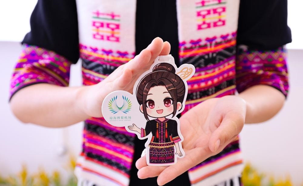 △2024年3月22日，博鰲機(jī)場工作人員展示“博鰲香”香氛卡片。