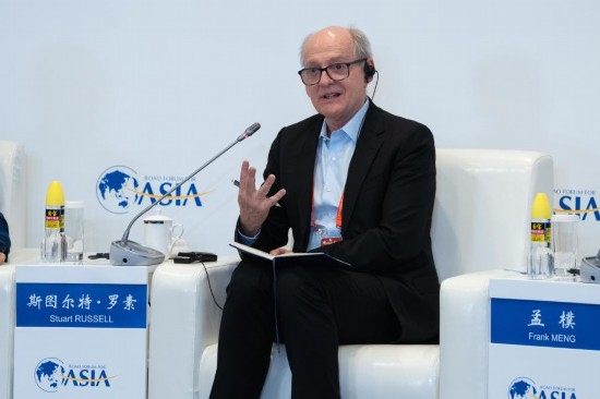 3月27日，《人工智能：現(xiàn)代方法》作者、加州大學(xué)伯克利分校計(jì)算機(jī)科學(xué)系教授斯圖爾特·羅素在分論壇上發(fā)言。新華社記者 曹夢(mèng)瑤 攝