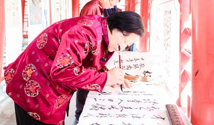 杏花節(jié)書畫展上書法家現(xiàn)場(chǎng)創(chuàng)作。受訪方供圖