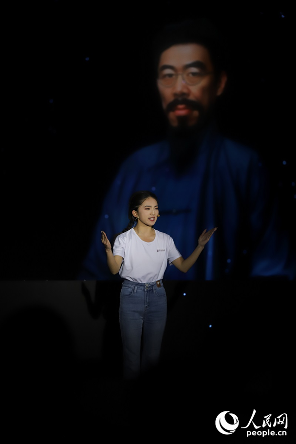 數(shù)字人“聞一多”與青年學(xué)生隔空對(duì)話。人民網(wǎng)記者 李發(fā)興攝