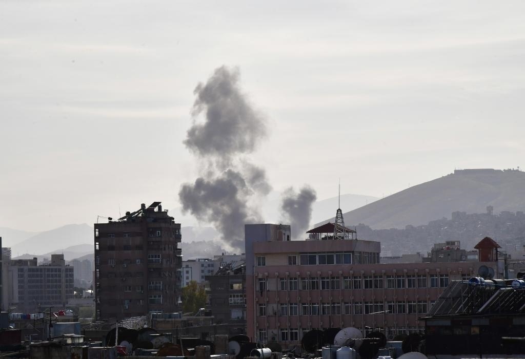 這是4月1日在敘利亞首都大馬士革拍攝的爆炸后升起的濃煙。新華社發(fā)（阿瑪爾攝）