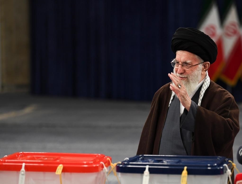 3月1日，在伊朗首都德黑蘭，伊朗最高領袖哈梅內伊在設于領袖府內的投票站投票。新華社記者沙達提攝