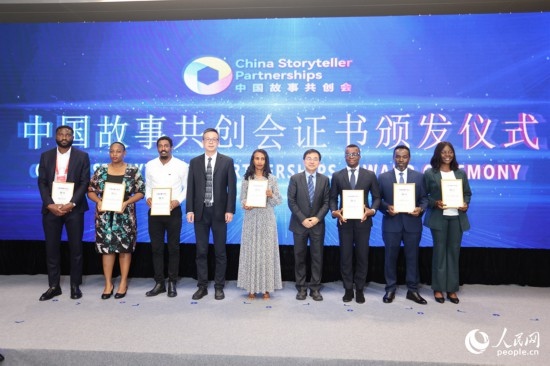 現(xiàn)場頒發(fā)證書。人民網(wǎng)記者 陳博攝