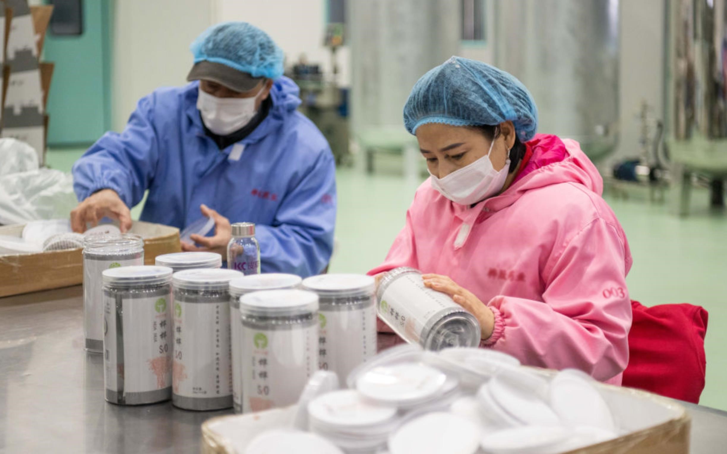 △2024年3月12日，黑龍江伊春一家公司內(nèi)，工作人員在包裝樺樹汁相關產(chǎn)品。