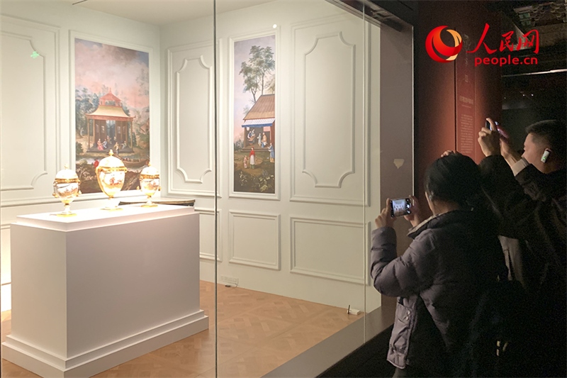 游客正在參觀展覽。人民網(wǎng)記者 韋衍行攝