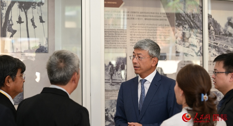 陳海大使了解中國遠(yuǎn)征軍紀(jì)念館情況。人民網(wǎng)記者 謝佳君攝
