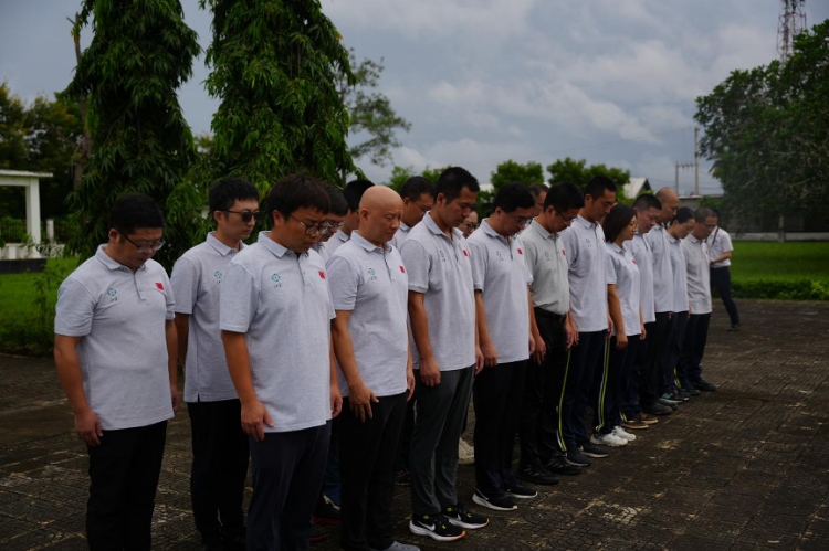 醫(yī)療隊隊員默哀。中國援桑醫(yī)療隊供圖