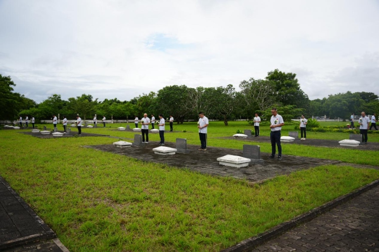 醫(yī)療隊隊員向烈士們獻花。中國援桑醫(yī)療隊供圖