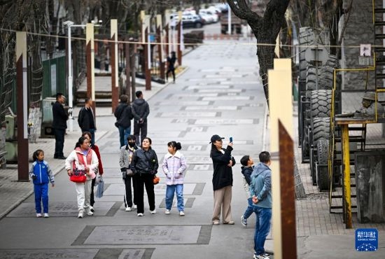 4月5日，游客在寧夏石嘴山市大武口洗煤廠工業(yè)遺址公園游覽。新華社記者 馮開華 攝